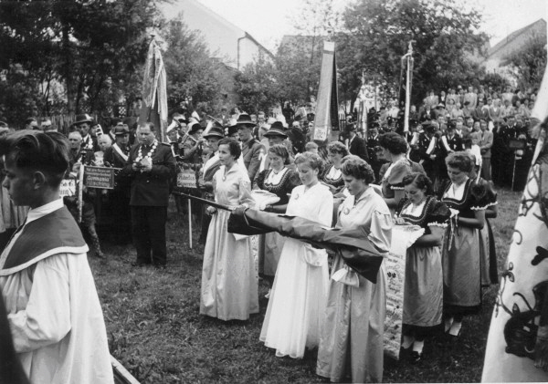 fahnenweihe_festdamen fahnenweihe_festdamen