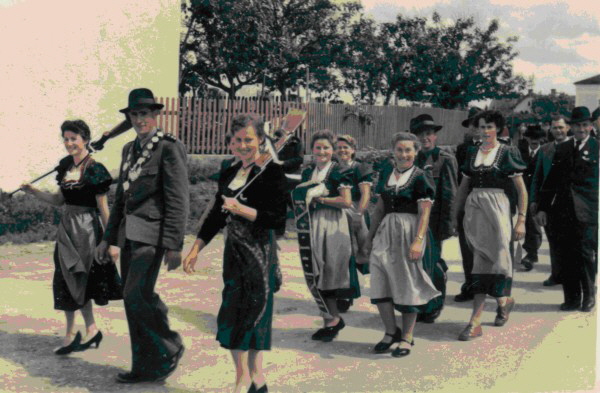 fahnenweihe_umzug fahnenweihe_umzug